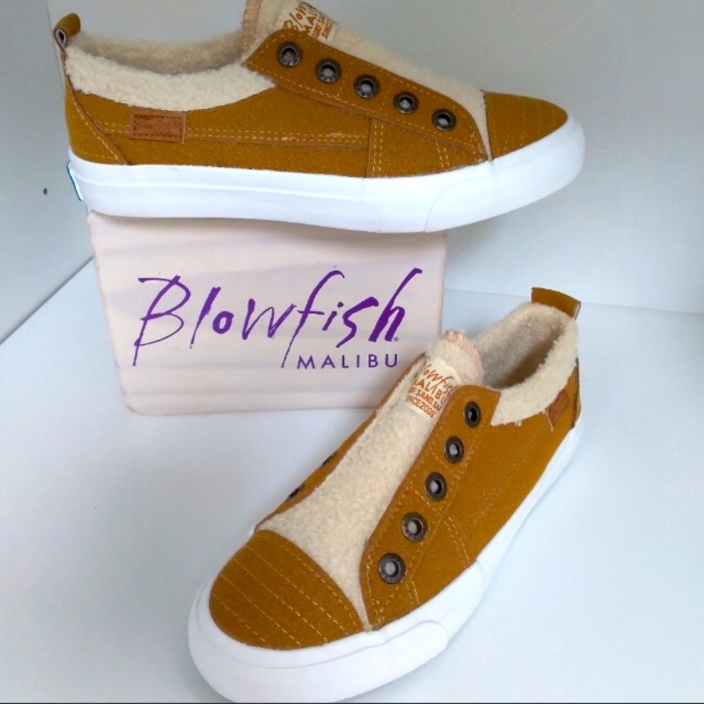 NWT Blowfish Suede Playdoe sneaker